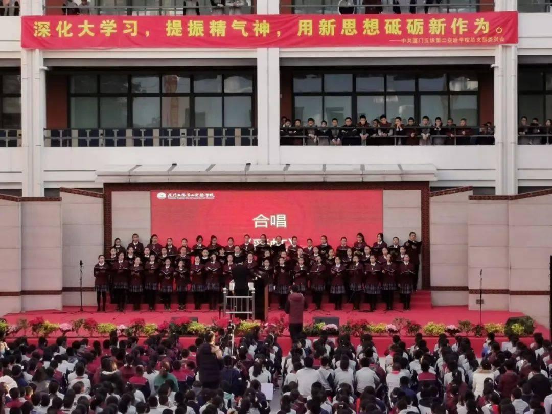 救援顽皮的小女孩
