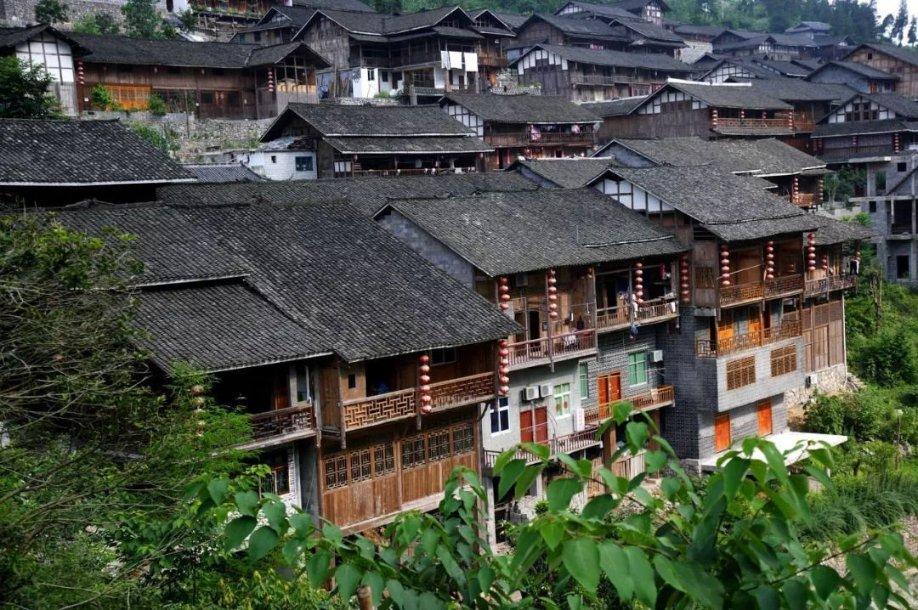 重庆：红裙男子买水果心生不满，对店主大妈大打出手，引网友热议