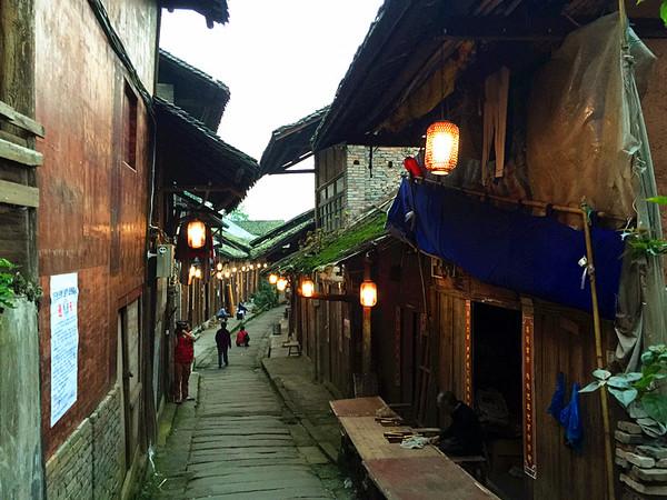 逃离废弃高校