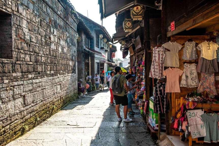 创建全国文明城市 平凉在行动丨庄浪 静宁:冬季树木精修剪 城市景观换新装
