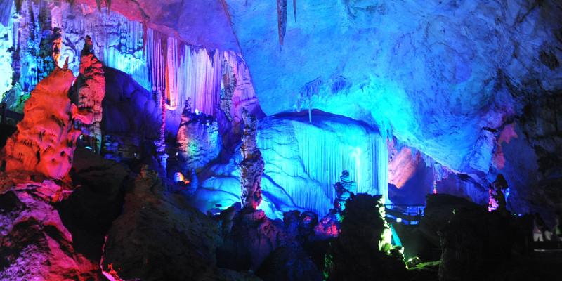 高三学子课间在雪中操场打雪仗,北方校园的专属浪漫终于轮到南方